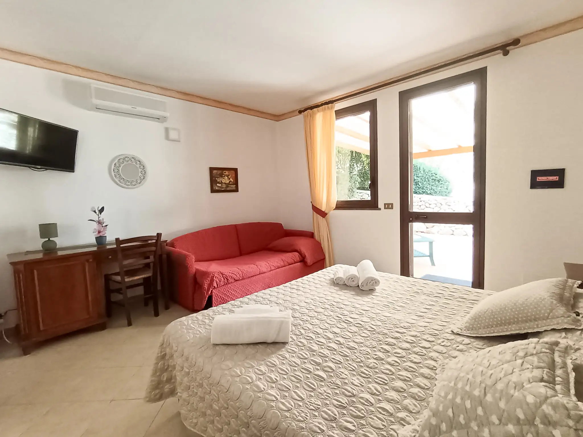 Camera Tripla Scopello Background